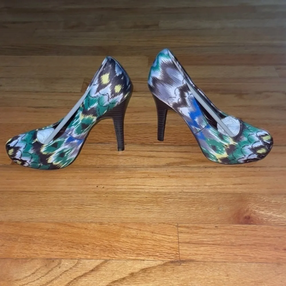 peacock 🦚 inspired design pump by Bamboo nwot